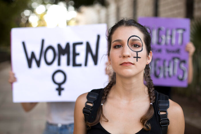 30 Women Share the Most Frustrating Times Men Pretended to Be Bad at Something